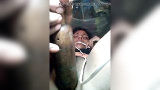 Индийская девушка засовывает в свою пилотку скалку