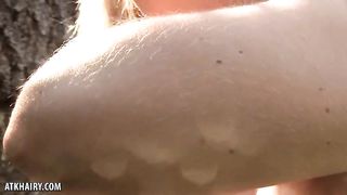 Блондинка в саду раздевается полностью и нюхает цветочки