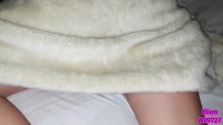 Муж отодвигает трусы спящей жены и трогает пилотку