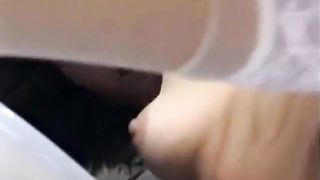 Уединились в ванной комнате для орально-вагинального секса