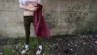 Девушка присела и осуществила сквиртинг