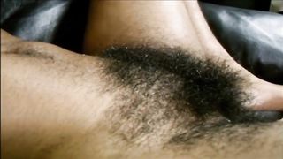 Голая негритянка с волосатыми подмышками и пиздой