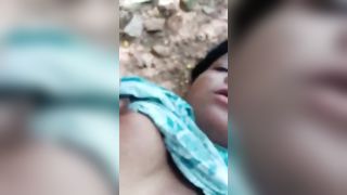 Индийская девушка оттрахана на природе перед камерой смартфона