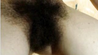 Очень волосатая пизда у девушки в душевой